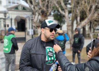 ATE SANTA CRUZ realizó Movilización hacia casa de Gobierno exigiendo Aumento Salarial y contra las políticas de Milei