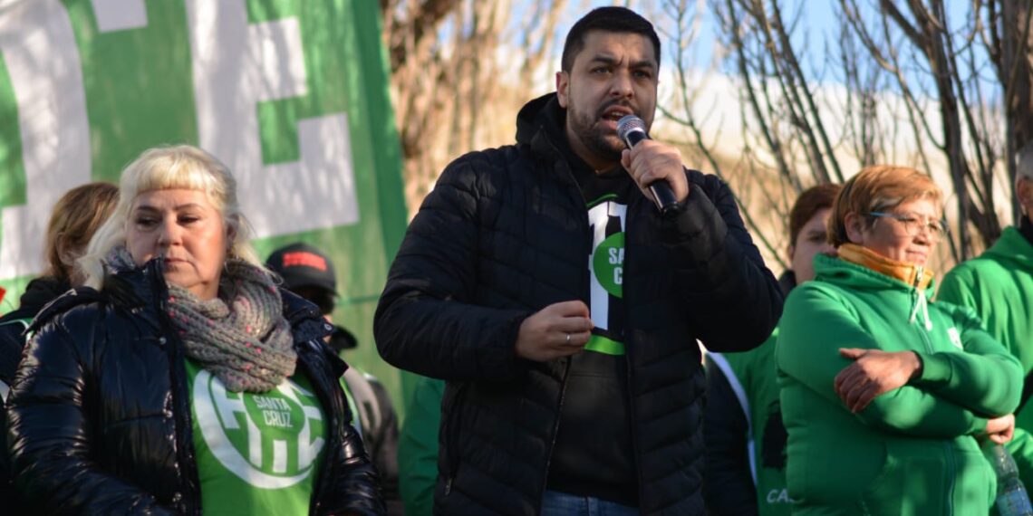 Carlos Garzón denuncia que la casta está de fiesta mientras la gente no llega a fin de mes