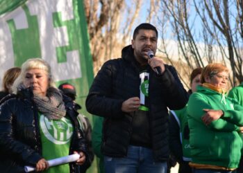 Carlos Garzón denuncia que la casta está de fiesta mientras la gente no llega a fin de mes