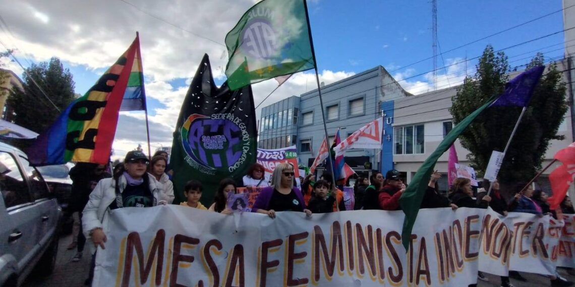 ATE y CTA-A Santa Cruz marcharon en el dia de la mujer Trabajadora a lo largo y a lo ancho de la provincia
