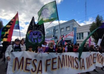 ATE y CTA-A Santa Cruz marcharon en el dia de la mujer Trabajadora a lo largo y a lo ancho de la provincia