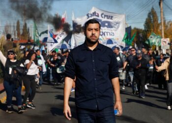 En una dura declaración contra la gestión de Javier Milei, el secretario general de ATE Santa Cruz, Carlos Garzón, expresó sin rodeos su visión del escenario político y social que atraviesa el país: “Desde el 10 de diciembre del 2023, el presidente de la Nación le ha declarado la guerra a los trabajadores del Estado”. En una entrevista realizada este jueves, Garzón repasó el saldo de los primeros 14 meses del gobierno libertario: “Nosotros tenemos 42.000 trabajadores del Estado nacional despedidos y hemos hecho 36 huelgas generales de los estatales al gobierno de Milei”. A esa estadística sumó un análisis político: “Hoy vemos cómo se quebró el pacto de gobernabilidad entre el PRO y La Libertad Avanza y el gobierno empieza a sentir la presión social, que hasta ha logrado que la CGT Nacional le haga una medida de fuerza”. Con tono desafiante, el dirigente no ocultó la oportunidad que ve en este momento de debilidad oficialista: “El gobierno está débil y a nosotros nos entusiasma la debilidad de un gobierno tan cruel, nos entusiasma que el gobierno nacional pierda credibilidad y se rompa su base electoral”. Garzón también criticó la falta de resultados positivos en la vida de los sectores populares: “No ha mejorado en 14 meses de gestión la calidad de vida de ninguno de los sectores populares ni de aquellos a los que les había prometido mejorar sus condiciones laborales, salariales, sociales… ni hablar de dolarizar, etcétera”. Frente a ese panorama, llamó a sostener e intensificar las medidas de fuerza: “Creemos que estamos en un momento donde hay que seguir pegando, donde hay que seguir movilizando, donde hay que seguir haciendo medidas de fuerza y hay que correr al gobierno para que en estos meses de campaña frenemos todo lo que tiene que ver con los avances que han hecho sobre el DNU, sobre las privatizaciones, sobre todo lo que tenga que ver con el Estado Nacional”. Finalmente, Garzón cuestionó la idea de pensar soluciones parciales en clave provincial: “Uno puede discutir particularidades económicas en cada municipio o provincia, pero lo cierto es que no existen proyectos provinciales que se salven solos. No existe la República de Santa Cruz, ni la República de la Provincia de Buenos Aires, ni la República de la Capital Federal. Existe un país, y le han empeorado la vida a todos los trabajadores y trabajadoras. Y no solo a la clase trabajadora que nosotros representamos: también están perdiendo los comerciantes, las pymes, las pequeñas y medianas empresas”.