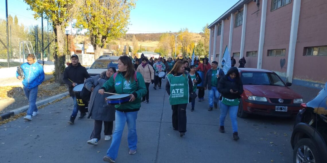 ATE 28 de Noviembre hace sentir su reclamo en el Municipio y el Consejo Deliberante