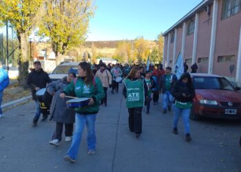 ATE 28 de Noviembre hace sentir su reclamo en el Municipio y el Consejo Deliberante