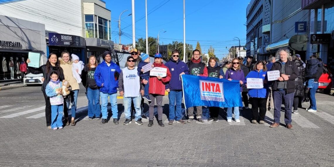 ATE INTA llevó su reclamo al izamiento dominical en Rio Gallegos