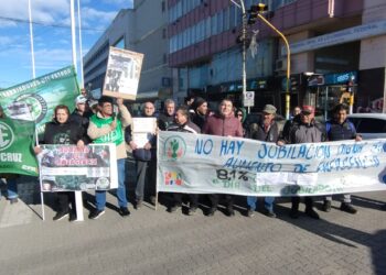 Jubilados de ATE Santa Cruz se manifiestan en contra del veto de Milei