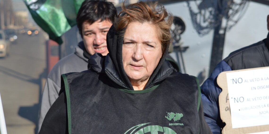 Jubilados de ATE se manifestaron contra el veto presidencial en kirchner y San Martín