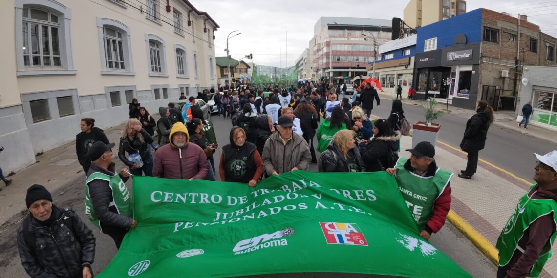 ATE Santa Cruz participó de la multitudinaria movilización realizada en Río Gallegos con un mensaje claro y contundente: NO A LA REFORMA LABORAL ESCLAVISTA.