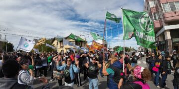 ATE y la CTA-A marcharon al mediodía contra la reforma laboral hasta Casa de Gobierno