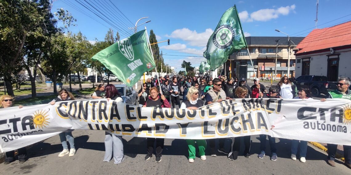 Acción y Convicción: ATE y CTA-A coparon las calles de Rio Gallegos en contra de la reforma laboral