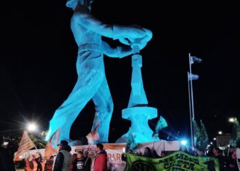 ATE Caleta Olivia llevo adelante sus reclamos con una colorida marcha de antorchas