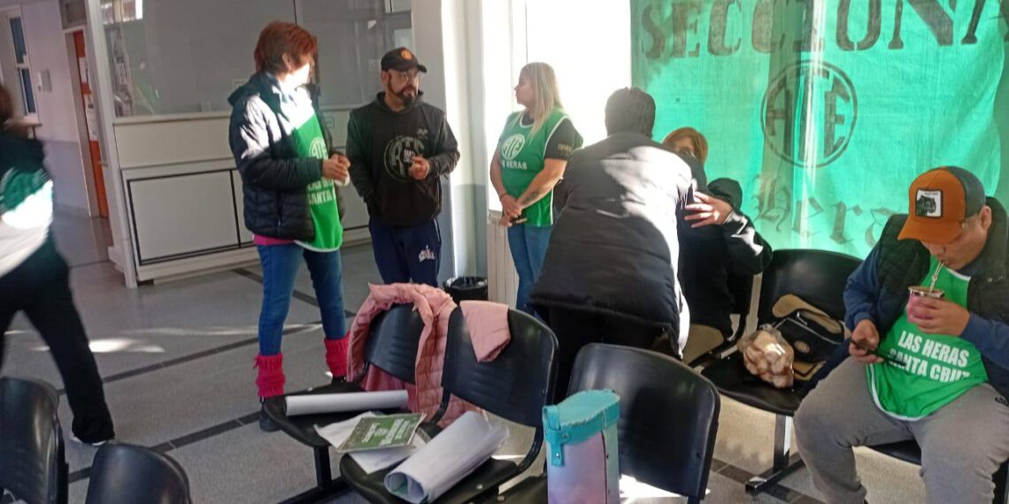 ATE Las Heras exige apertura de paritarias con una permanencia pacífica en el hospital