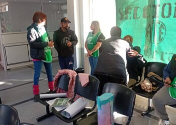 ATE Las Heras exige apertura de paritarias con una permanencia pacífica en el hospital