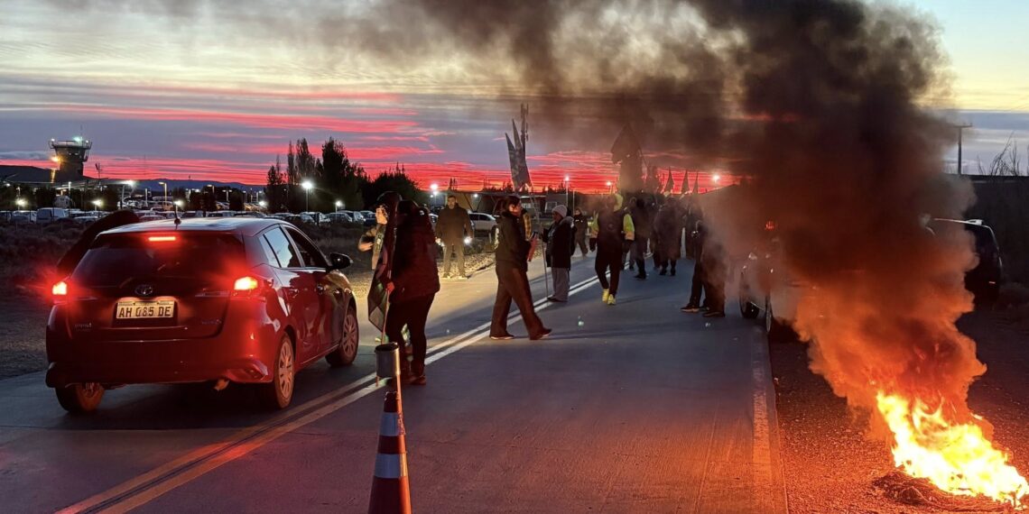 Sin paritarias no hay paz social: ATE llevó la protesta al aeropuerto de El Calafate