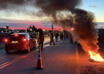 Sin paritarias no hay paz social: ATE llevó la protesta al aeropuerto de El Calafate