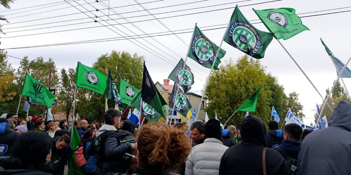 ATE movilizó en Río Gallegos exigiendo urgente apertura de paritarias y reafirmando ¡No a la emergencia económica!