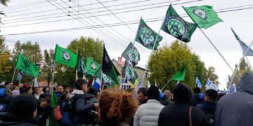 ATE movilizó en Río Gallegos exigiendo urgente apertura de paritarias y reafirmando ¡No a la emergencia económica!