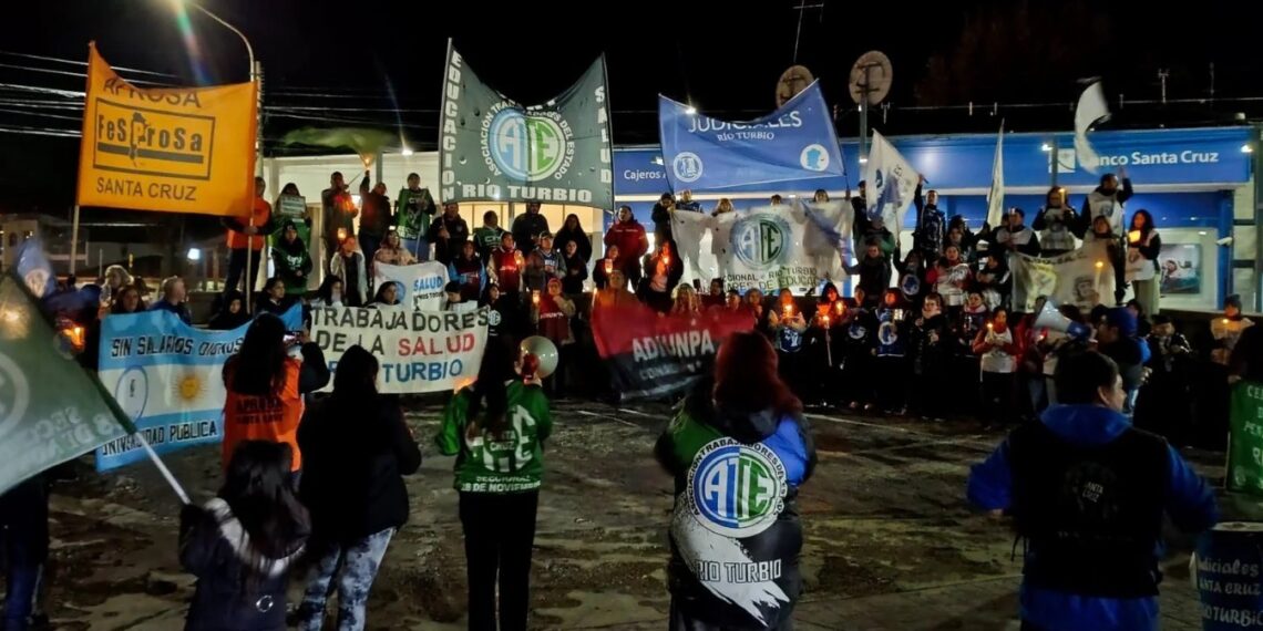 ATE hizo sentir su reclamo con una marcha de antorchas en la Cuenca Carbonífera