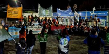 ATE hizo sentir su reclamo con una marcha de antorchas en la Cuenca Carbonífera