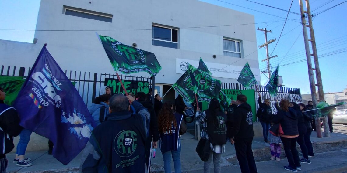 En Caleta Olivia, el paro de ATE es superior al 90 por ciento y siguen las manifestaciones para que se abran las paritarias
