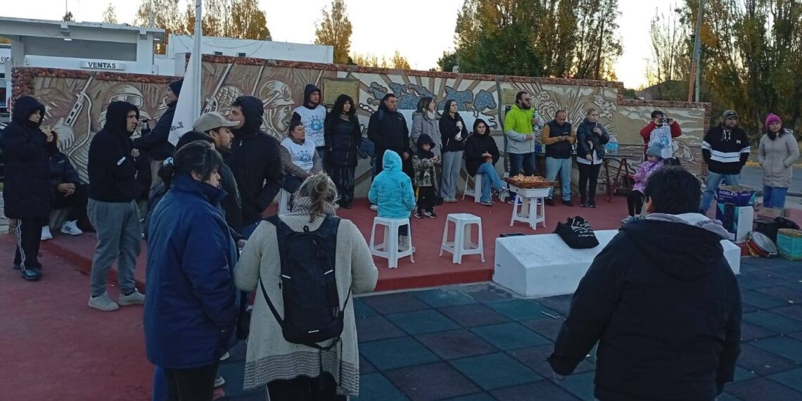 ATE Los Antiguos marcho junto a otros sectores exigiendo aumento salarial y apertura de paritarias YA!